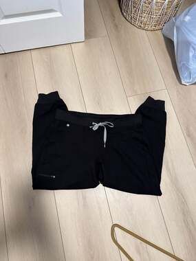 FIGS Women's Zamora Jogger Scrub Pants in Black